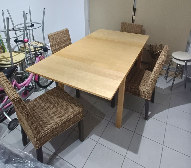 Mesa  de sala com cadeiras