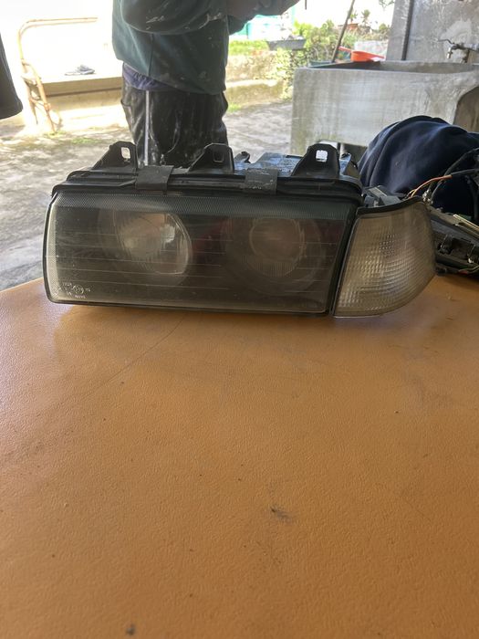 Farol esquerdo com pisca Bmw e36