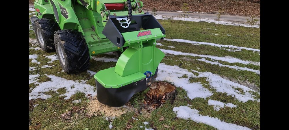 Wycinka drzew . Frezowanie pni