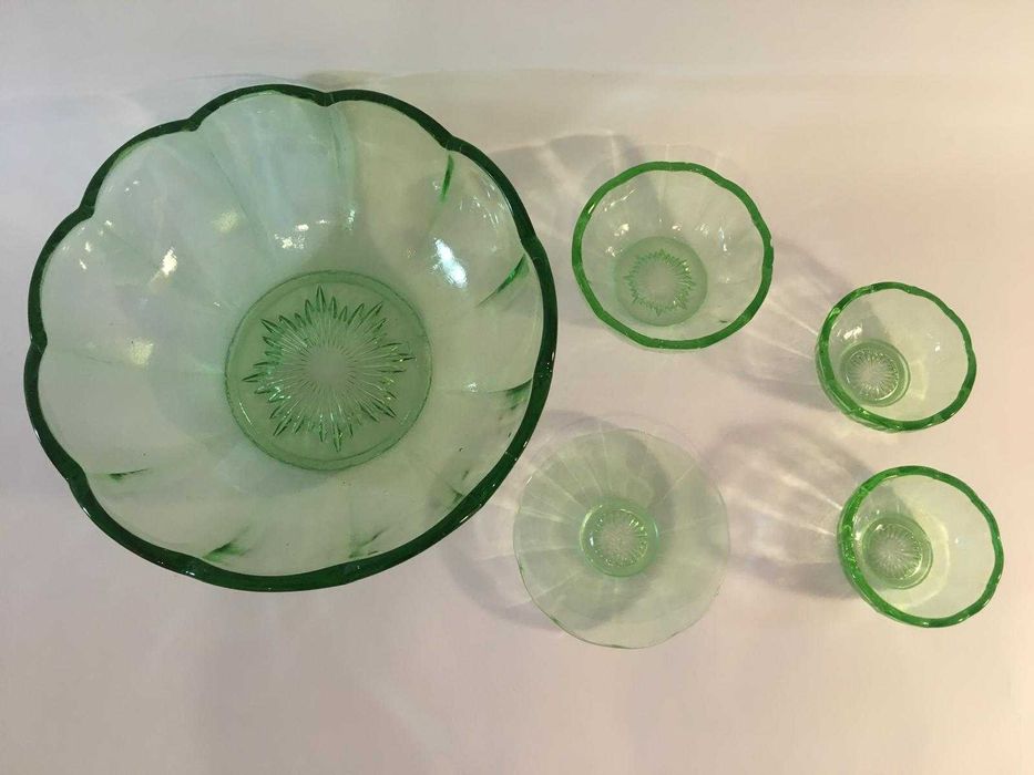 Conjunto de taças antigas em uralina ou vidro de urânio