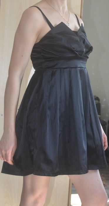 Czarna satynowa sukienka Amisu rozm.38