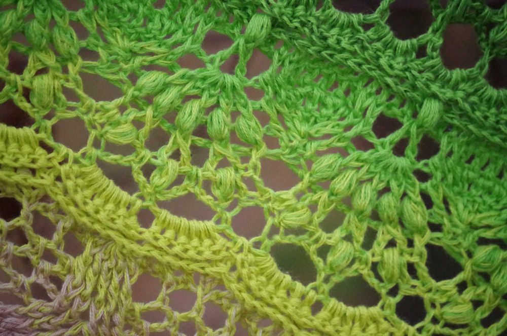 Niespotykana chusta w leśnych kolorach.