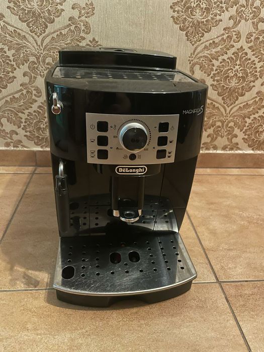 Кавоварка Кофеварка DeLonghi Magnifica S
