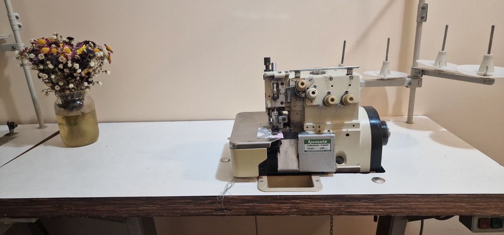 Продам промыленные прямострочки оверлоки