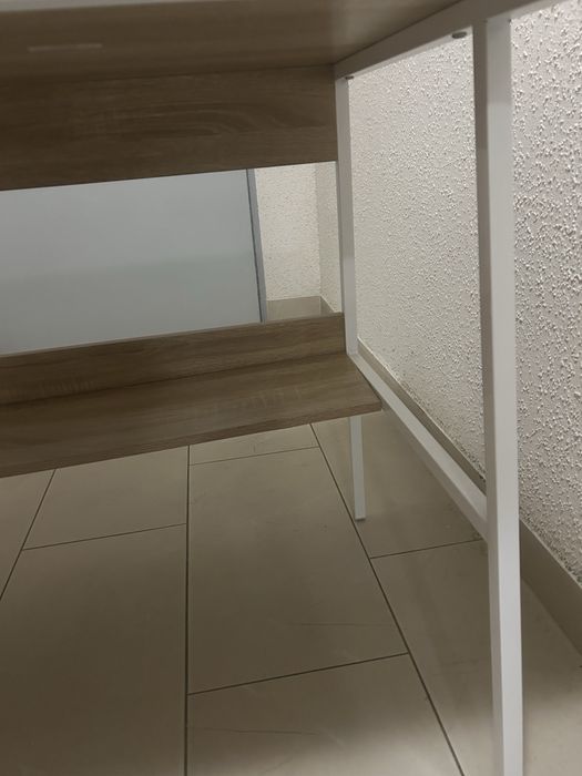 Biurko drewniane z półką – stan bardzo dobry