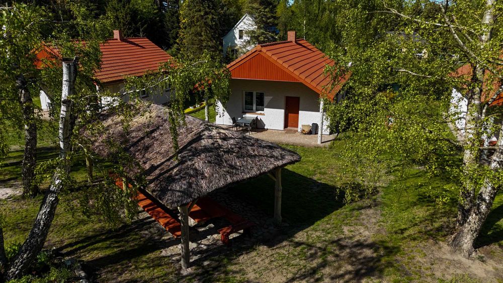 Domki nad jeziorem - teren ogrodzony