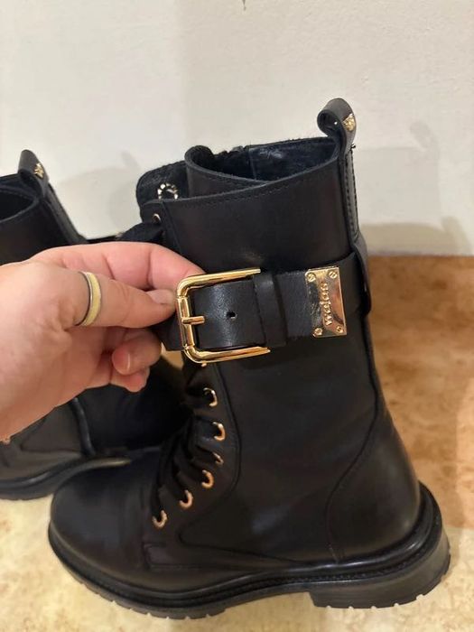 Wojas botki z ozdobną klamrą