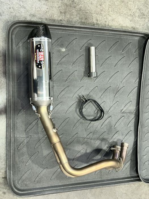 Escape Yoshimura R77