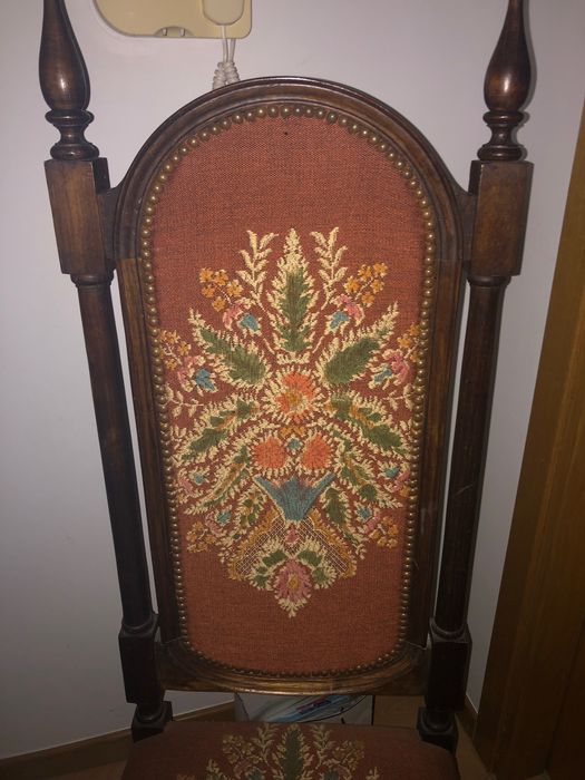 Cadeira com estofo bordado