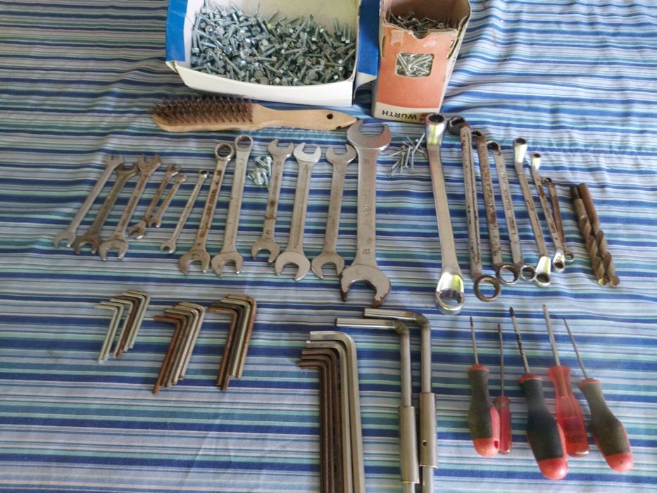 Parafusos de rosca para ferro e várias chaves de bocas e lunetas e cha