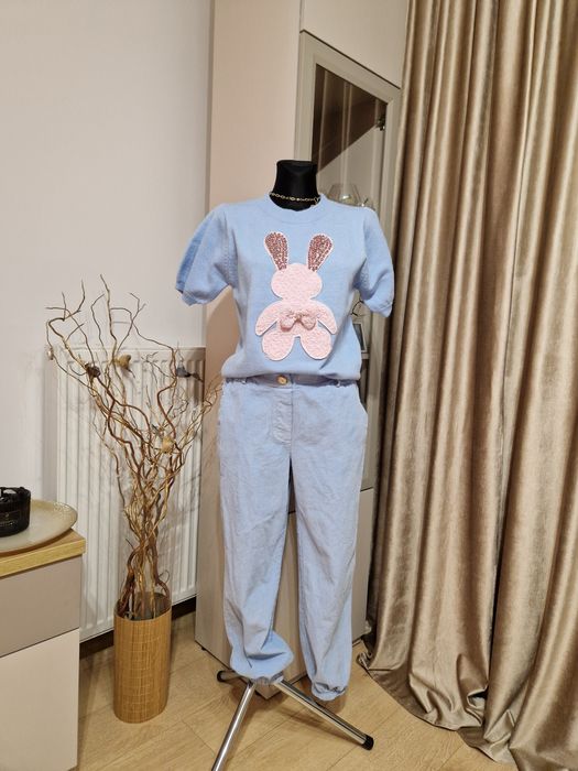 Sweter niebieski z królikiem