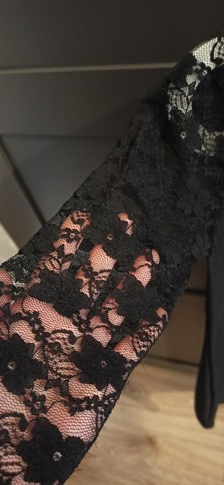 Czarna sukienka rękaw z koronki