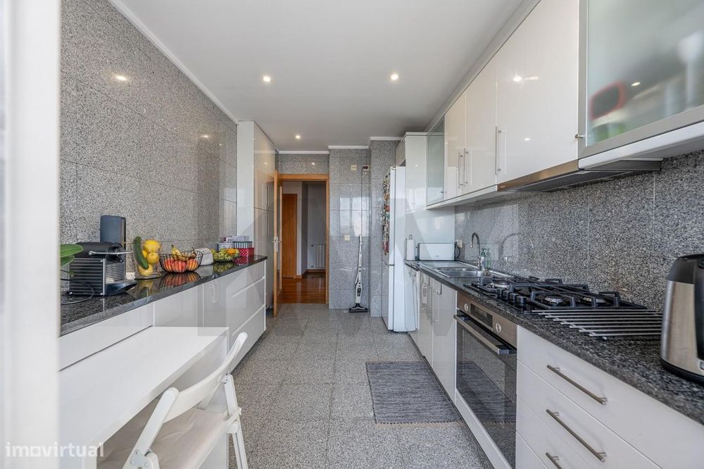 Apartamento T2 com varanda e garagem no Pinheiro Manso, Porto