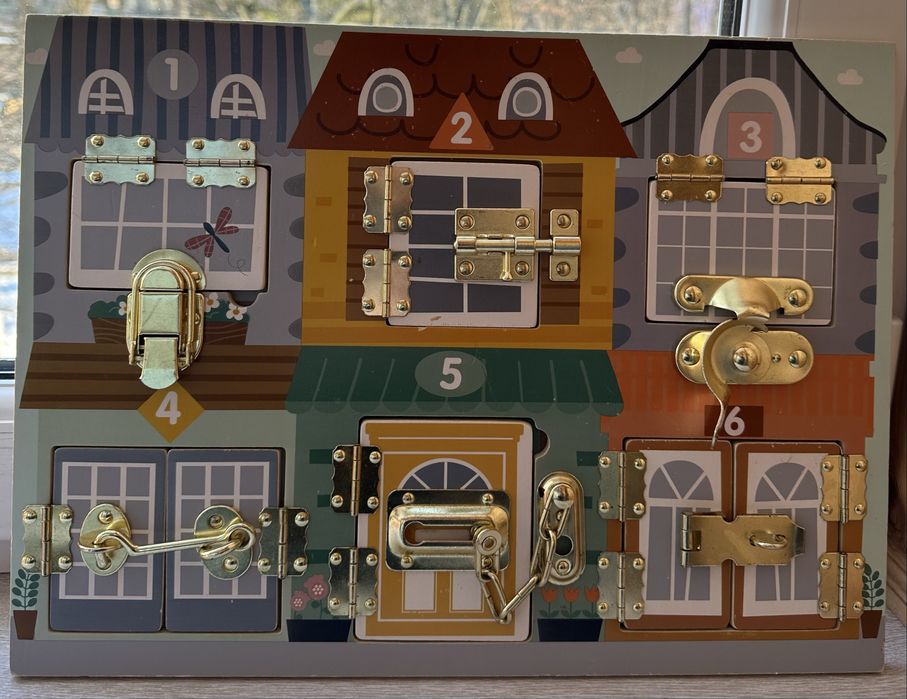 Бізіборд з замочками