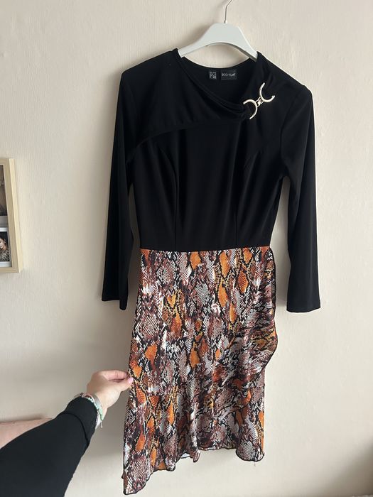 Sukienka z falbanką XS