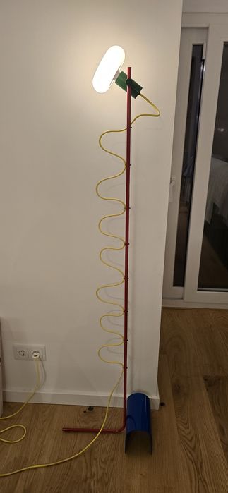 Candeeiro de pé com lâmpada