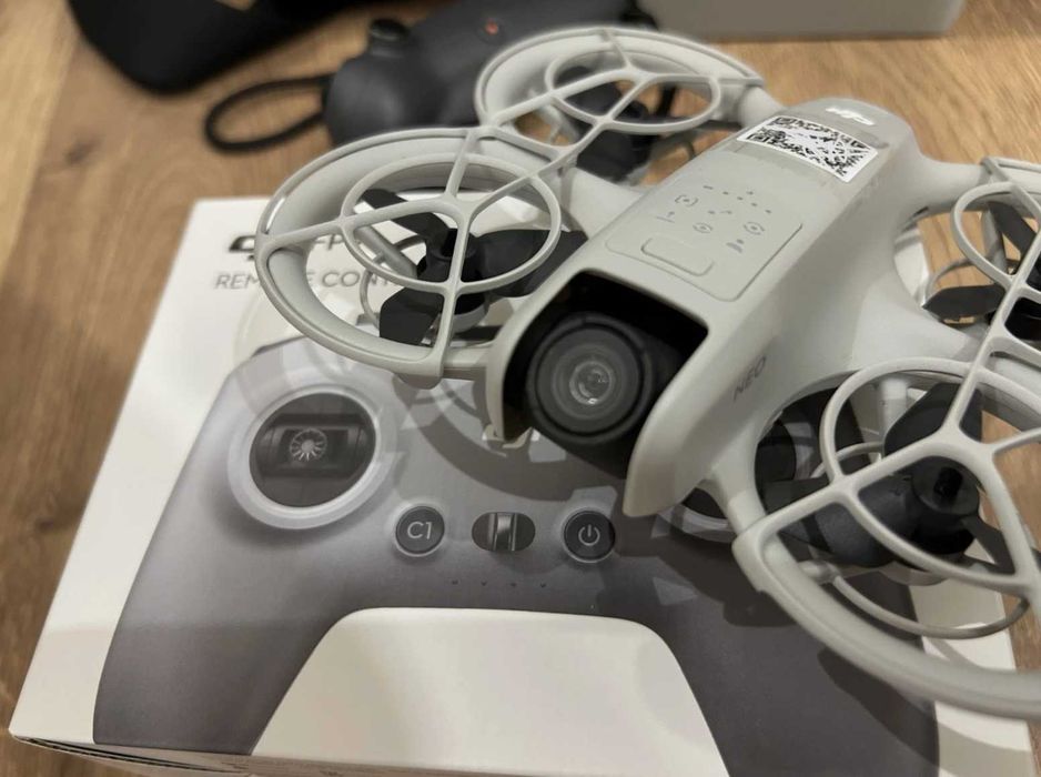 DJI Neo Motion Fly More Combo + DJI FPV Remote Controller 3 + Accessorios (3 Horas de voo)