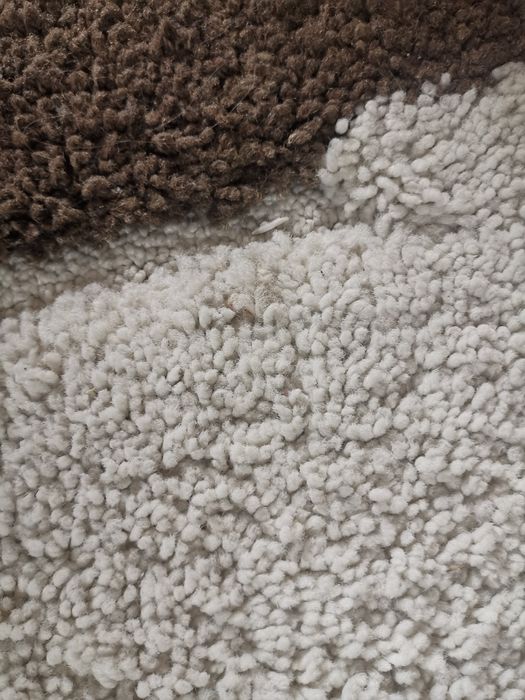 Gruby dywan bialo brazowy
