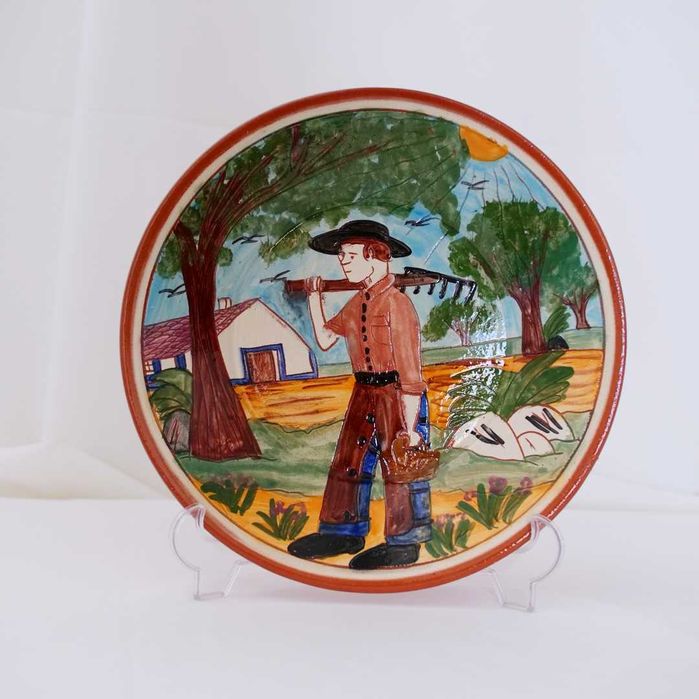 Prato alentejano assinado com representação de cena rural