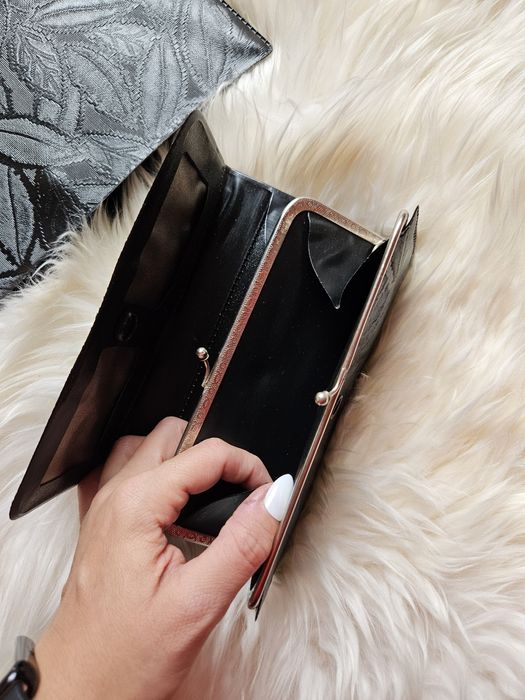 Elegancka czarna kopertówka z portfelem