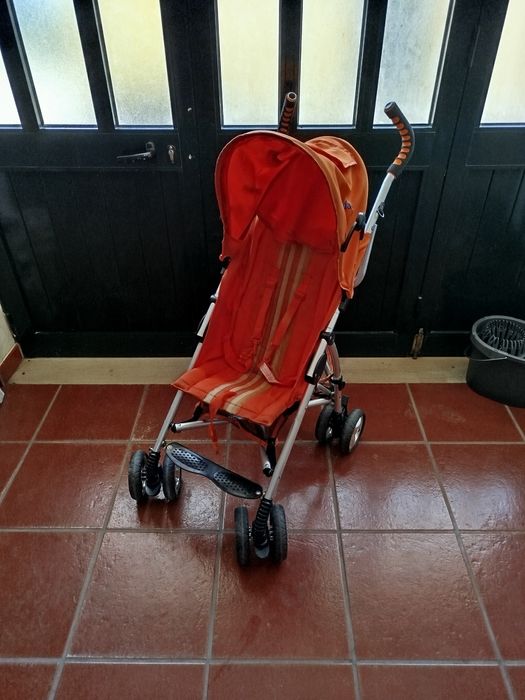 Carrinho de bebé articulado para fácil arrumação