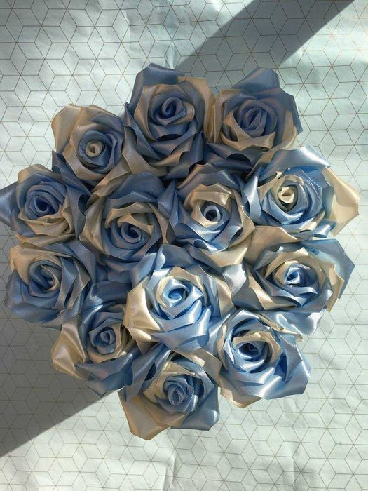букет квітів з атласної стрічкі 13 штук блакитно-бежеві в коробці