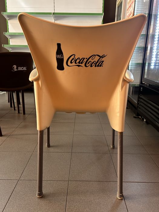 Cadeiras brancas plastico
