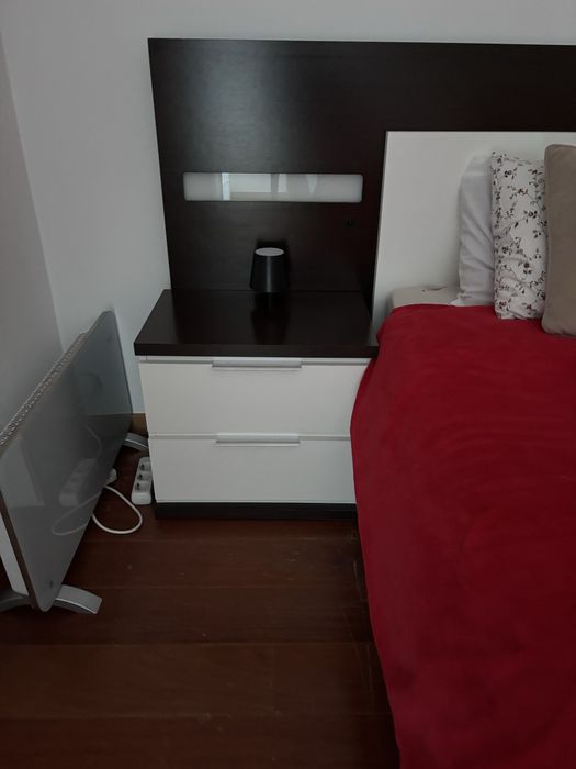 Quarto madeira cabeceira colchao mesas e comoda