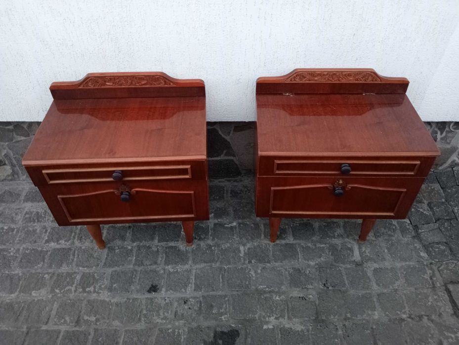 Продам дві тумбочки приліжкові.