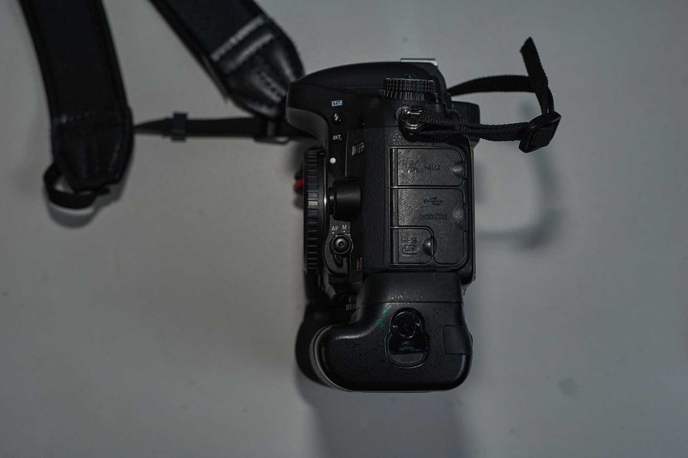 Nikon D600 24.3 MP Digital SLR Camera FULL FRAME + GRIP + 3 Baterias