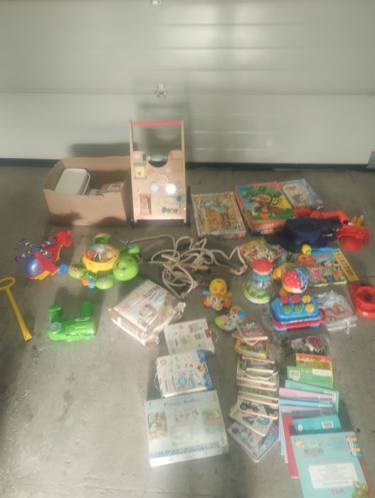 Zabawki różne, puzzle książki