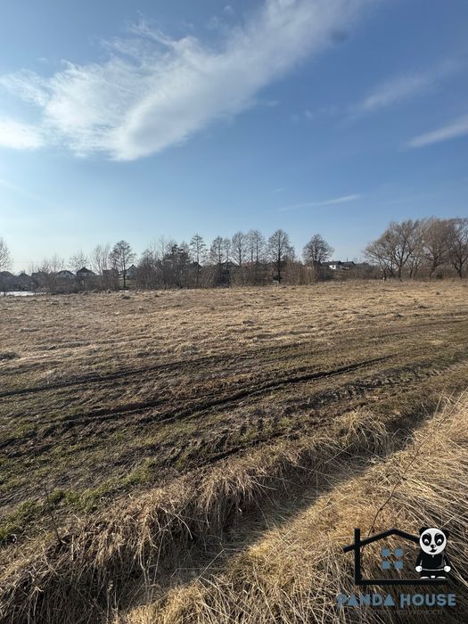 Продається простора земельна ділянка.