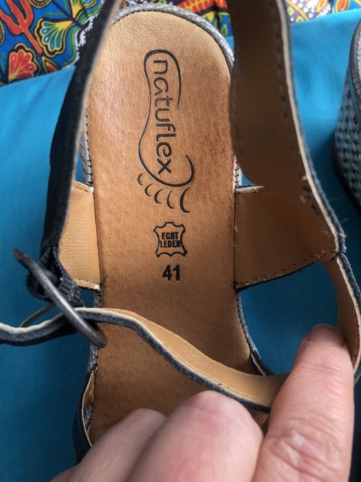 Natuflex czarne  sandały na paskach z koturną 41