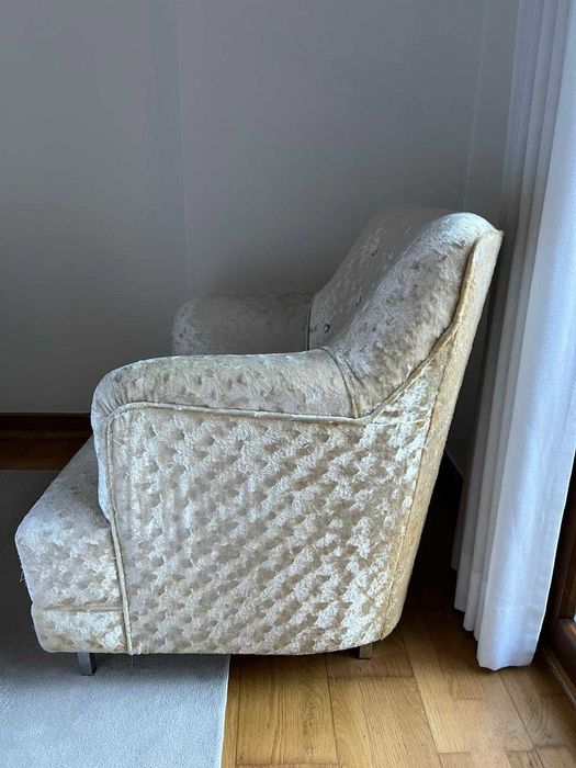 Cadeirão beige para quarto ou sala