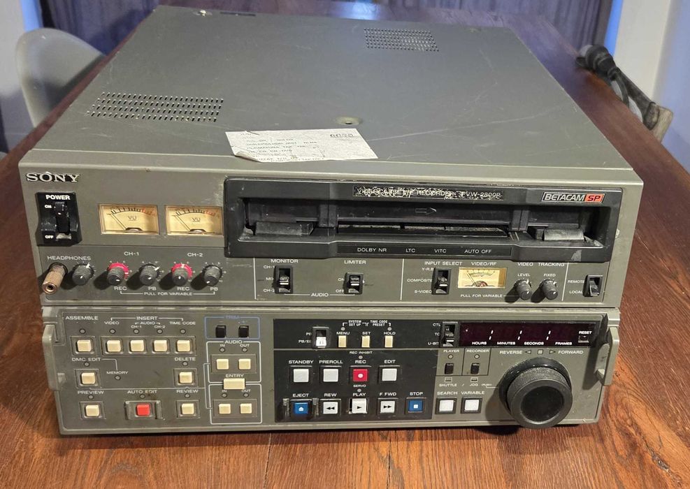 Profesjonalny magnetowid studyjny Sony PVW-2800 z serii Betacam SP.