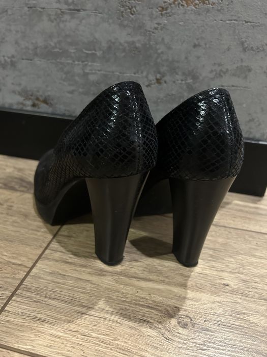 Klasyczne, czarne buty na obcasie