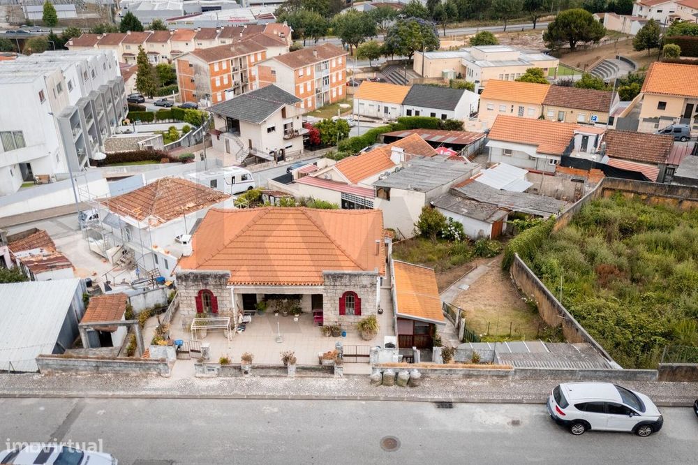 Moradia Isolada com Grande Potencial em Fundo de Vila, S. João da Made