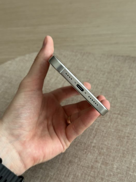 Продам IPhone 16 pro max білий