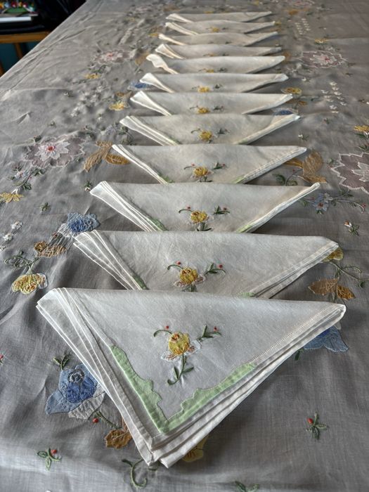 Toalha de mesa bordada à mão sobre linho e organza