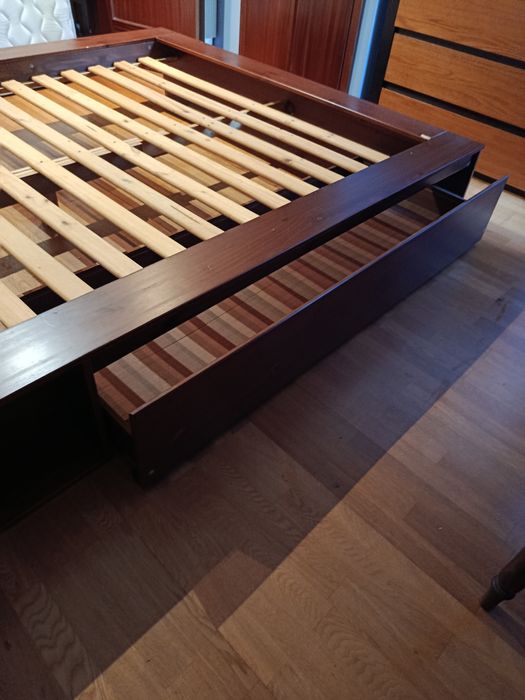 Cama de casal em wengue