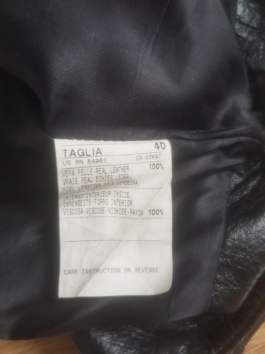 Czarna spódnica skórzana.