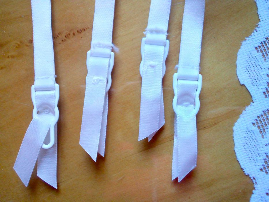 Pas do pończoch, koronkowy biało-różowy, obwód 72-90 cm