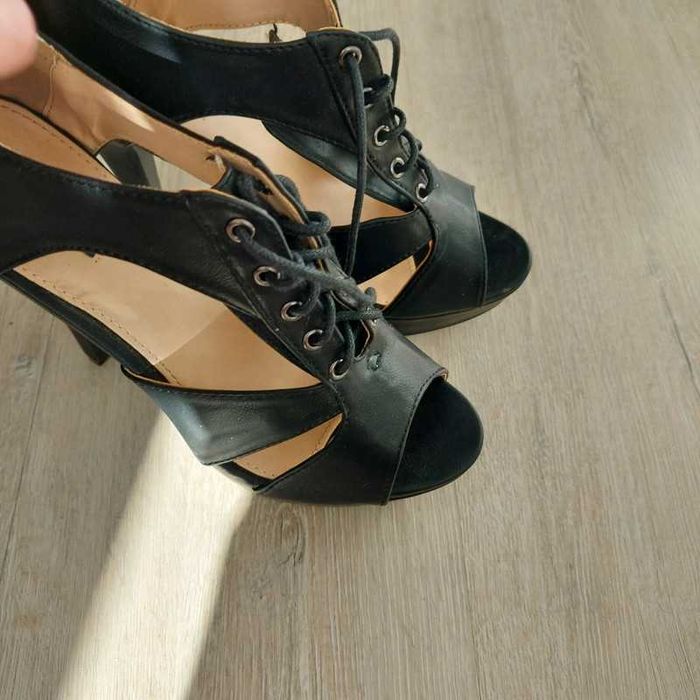 Wysokie wiązane szpilki 39