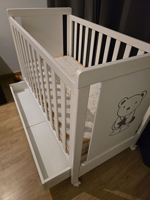 Berço branco com gaveta