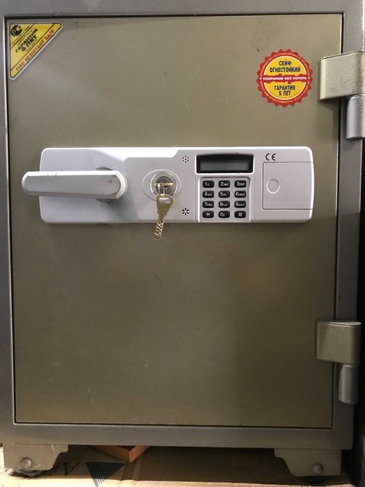 Огнестойкий взломостойкий сейф в отличном состоянии