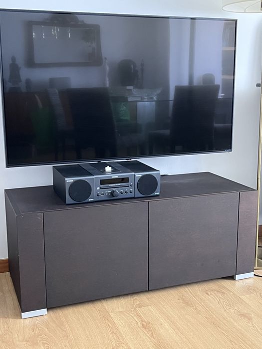 Móvel de TV castanho escuro com muita arrumação