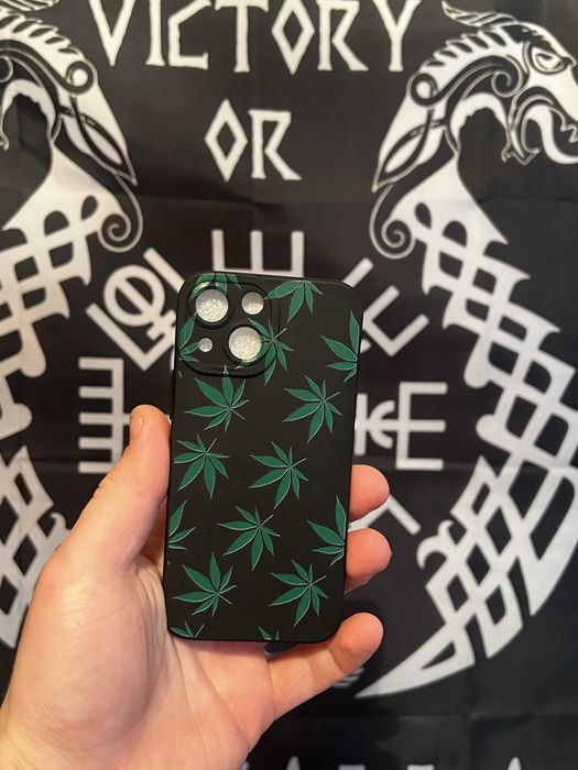 Продам 3 чехла на Iphone 13 mini срочно