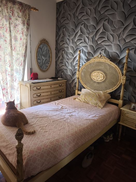 Mobília completa de quarto para dar pequenos restauros mas em óptimo estado.