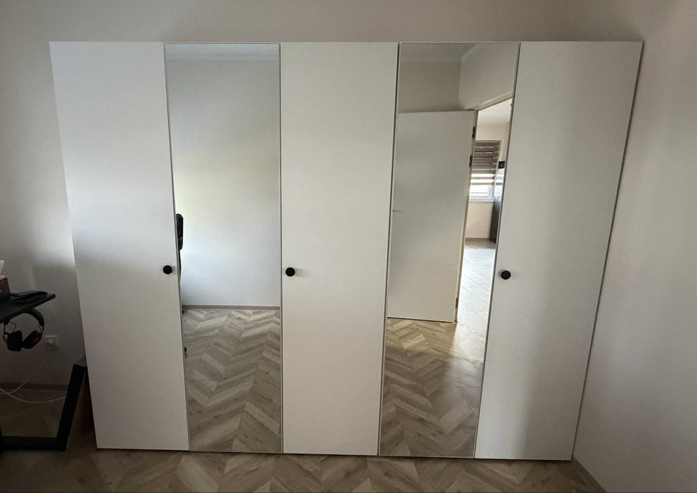 Biała szafa z lustrem