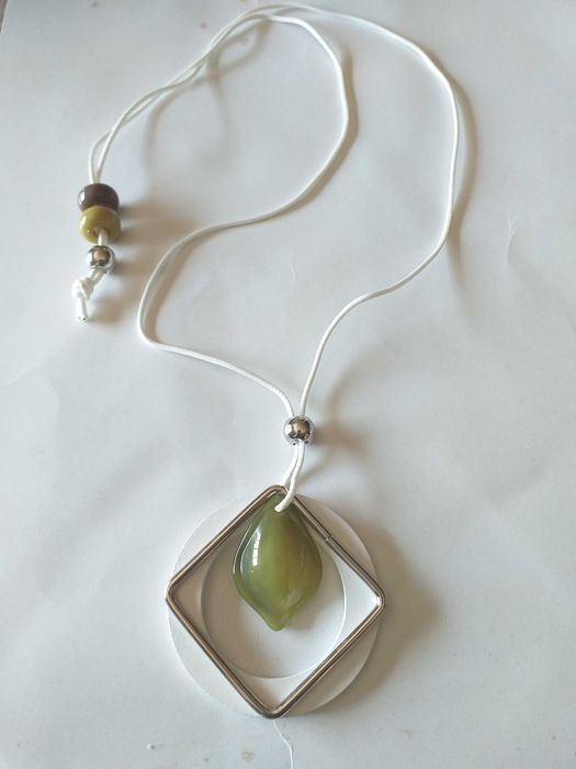 colar colorido, comprido